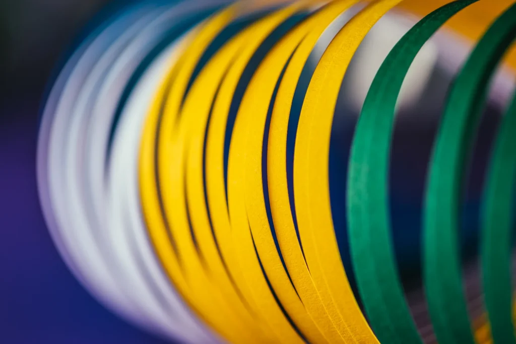 Cintas en espiral de poliamida multicolor, muestra visual de tipos de plástico usados para la industria del embalaje.