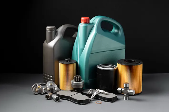 Envases y autopartes hechos con la maquila de inyección de plástico para el sector automotriz e industrial mexicano.