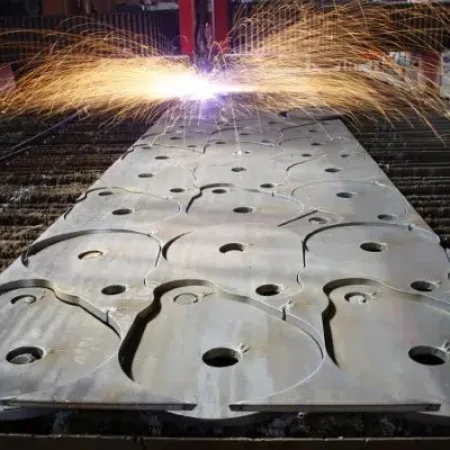 Máquina de corte láser industrial ejecutando tipos de maquinado por desbaste térmico en una placa metálica.